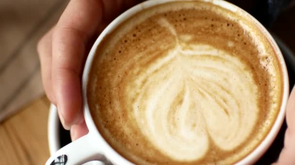 Flicka som håller en mugg med cappuccino — Stockvideo