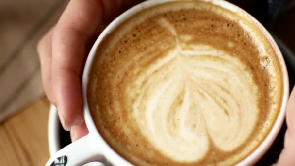 Chica sosteniendo una taza con capuchino — Vídeo de stock