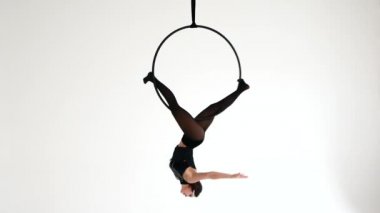 Kız atlet akrobatik stunts hava halkada gerçekleştirir.