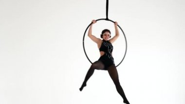 Kız atlet akrobatik stunts hava halkada gerçekleştirir.