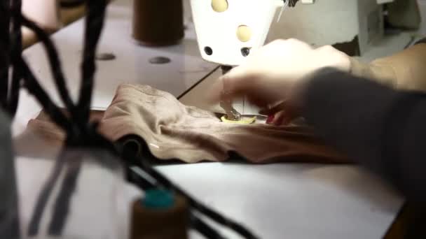 Швейна фабрика. Майстер пришиває одяг на швейній машинці — стокове відео