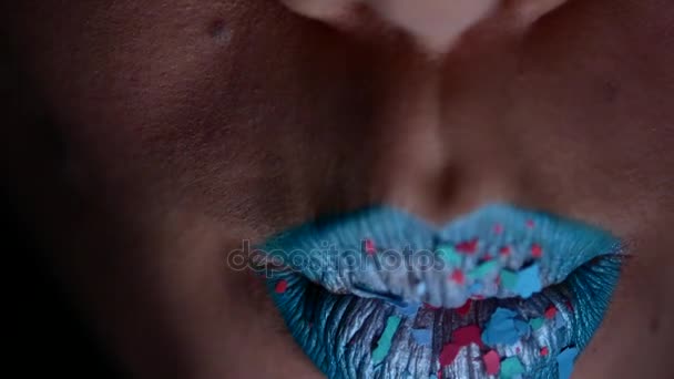 Красиві і сексуальні жіночі губи з дорогим макіяжем. Крупним планом розмальовані жіночі губи — стокове відео