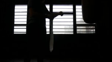 Atlet sargılar kollarında tamamladı ve eğitim için hazırlar. Eğitim boksör