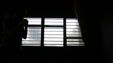 Bir atlet bir çanta boks. Penceresinden dramatik ışık