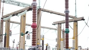 Güç istasyonu ile bir çit dikenli çit. Penetrasyon karşı koruma