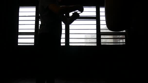 Der Athlet wickelt die Bandagen in seine Arme und bereitet sich auf das Training vor. Boxer im Training — Stockvideo