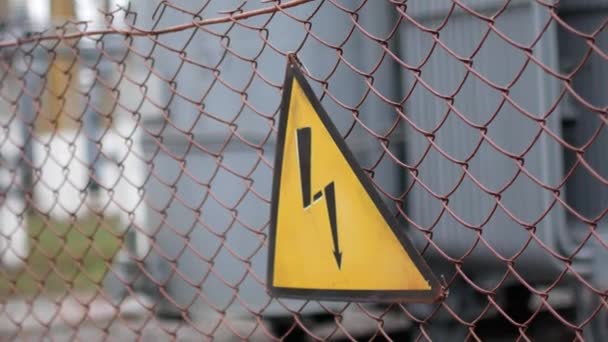 Varningstecken på faran av el. Logga på staketet av kraftverket — Stockvideo