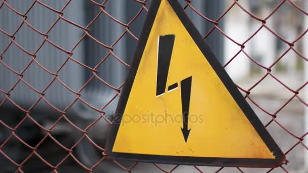 Προειδοποιητικό σήμα για τον κίνδυνο της ηλεκτρικής ενέργειας. Συνδεθείτε από την περίφραξη του σταθμού — Αρχείο Βίντεο