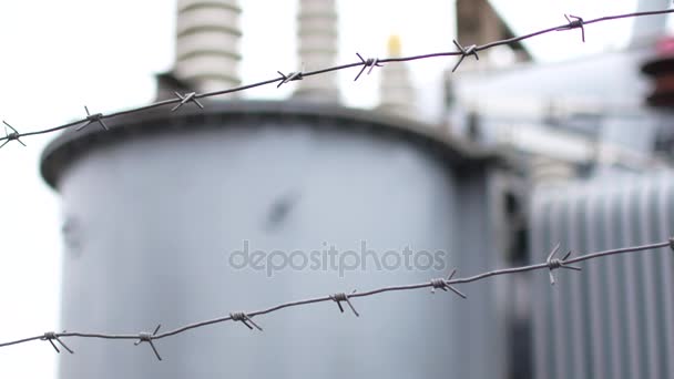 La central eléctrica está vallada con una cerca con alambre de púas. Protección contra la penetración — Vídeo de stock