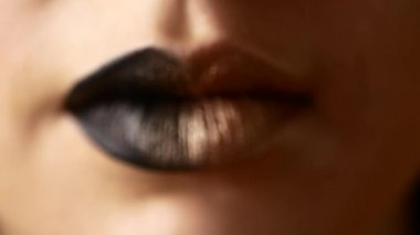 Güzel ve seksi kadın dudakları ile pahalı makyaj. Boyalı kadın dudaklar Close-Up