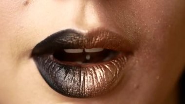 Güzel ve seksi kadın dudakları ile pahalı makyaj. Boyalı kadın dudaklar Close-Up
