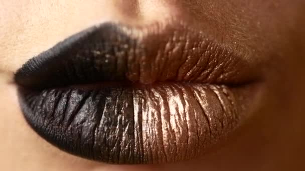 Schöne und sexy weibliche Lippen mit teurem Make-up. Nahaufnahme bemalter weiblicher Lippen — Stockvideo