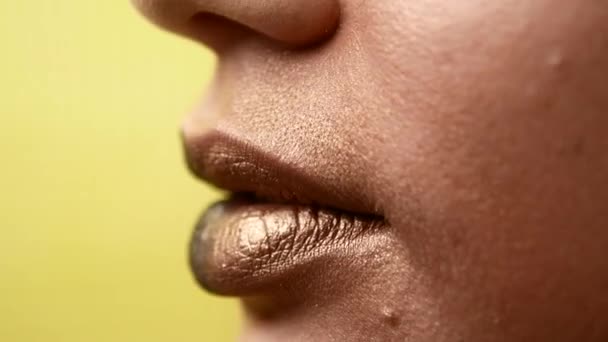 Όμορφη και σέξι γυναικεία χείλη με ακριβά μακιγιάζ. Γκρο πλαν, ζωγραφισμένα γυναικεία χείλη — Αρχείο Βίντεο
