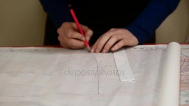 Dikiş fabrikası. Asıl desenleri giysileri için yapar. El ile üretim