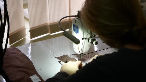 Továrna na šití. Master šije oblečení na šicí stroj — Stock video