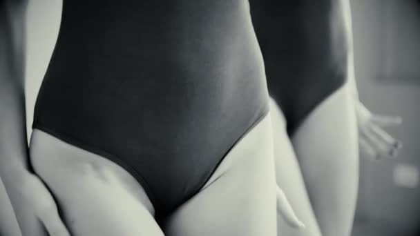 两个女孩跳舞现代舞。泳装和腿部保暖的女性 — 图库视频影像
