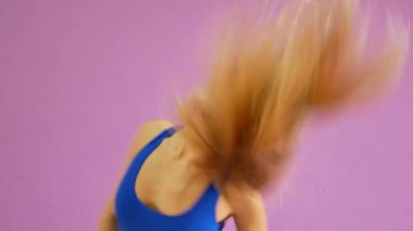 İki kız modern dansları dans. Kadınlar mayo ve Bacak ısıtıcıları