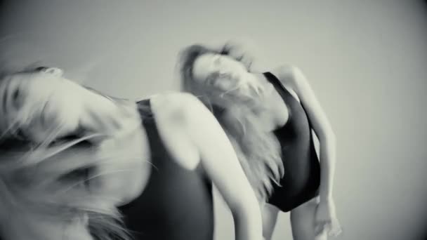 Zwei Mädchen tanzen moderne Tänze. Frauen in Badeanzügen und Stulpen — Stockvideo