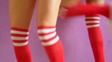 İki kız modern dansları dans. Kadınlar mayo ve Bacak ısıtıcıları
