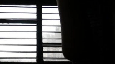 Atlet boks torbasına atıyor. Video bir romantik romantik ışık