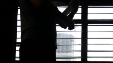 Atlet boks torbasına atıyor. Video bir romantik romantik ışık