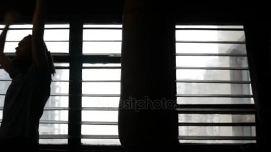 Onun şans ile mutlu atletidir. Boksör eğitimden sonra onun başarı sevinir. Sonra adam ellerini muzaffer Cry kaldırdı