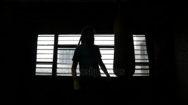 Onun şans ile mutlu atletidir. Boksör eğitimden sonra onun başarı sevinir. Sonra adam ellerini muzaffer Cry kaldırdı