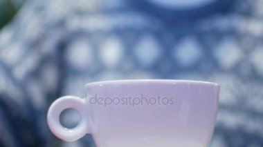 Bir kız süt kahve için ekler.