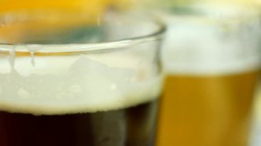 Bir bardak bira karanlık ve ışık yakın çekim. IPA ve lagger bira gözlük. Arkadaş barda bira içiyorsun