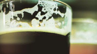 Bir bardak bira karanlık ve ışık yakın çekim. IPA ve lagger bira gözlük. Arkadaş barda bira içiyorsun