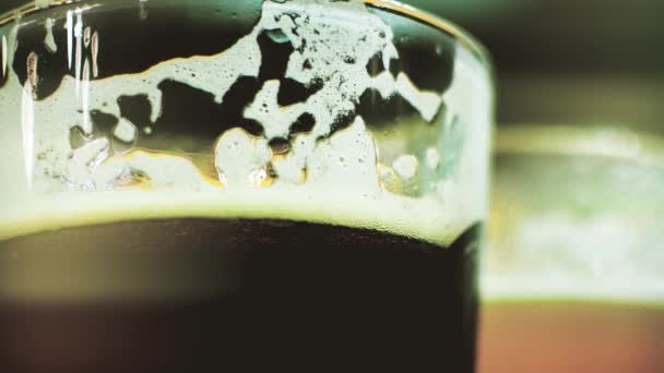 Sklo tmavé a světlé pivo close-up. IPA a loudal v pivní sklenice. Přátel pijí pivo v baru — Stock video