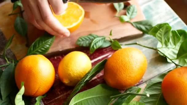 Φρέσκο πορτοκάλι το πρωί. Πορτοκάλια και πράσινα φύλλα — Αρχείο Βίντεο
