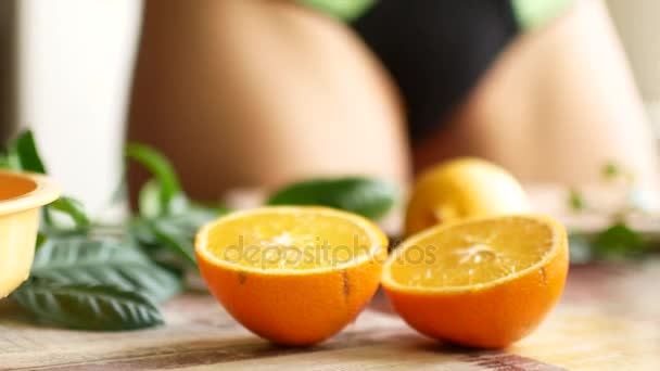 Dívka pro snídani a tance v kuchyni připravuje pomerančový fresh — Stock video