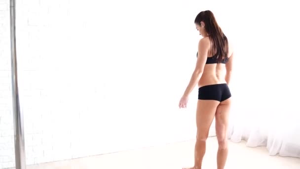 Девушка делает стойку на руках и двигает телом — стоковое видео