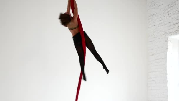 Gymnaste aérien vole sur les toiles qui commenceraient à effectuer des tours acrobatiques — Video