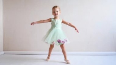 Onun üniforma bale içinde tatlı bir kızdır