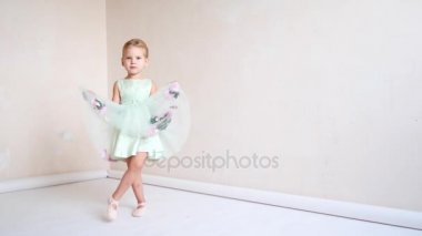 Onun üniforma bale içinde tatlı bir kızdır