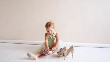 Bir alt katta oturan ayakkabı Giydir