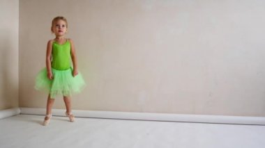 Onun üniforma bale içinde tatlı bir kızdır