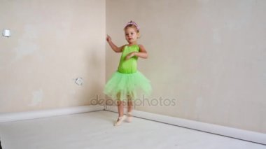 Onun üniforma bale içinde tatlı bir kızdır