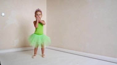 Onun üniforma bale içinde tatlı bir kızdır