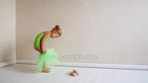 Милая маленькая девочка готовится к гимнастике — стоковое видео