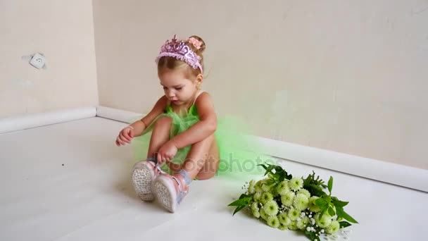 Een kind jurken schoenen zittend op de vloer — Stockvideo