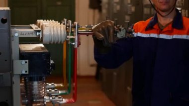 Mutlu, gülümseyen inşaat işçisi Çekme Makinası