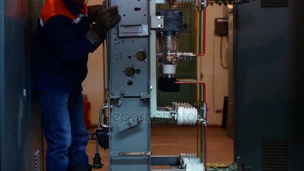 Інженер на електростанції переміщує струмопровідник — стокове відео