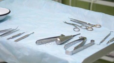 Diş ofisi. Ameliyat için hazırlanıyor, Araçlar steril bir masanın üzerine koyulur