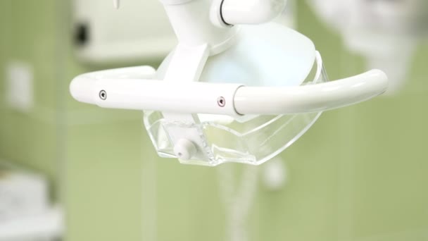 Стоматологическая лампа в медицинском кабинете — стоковое видео