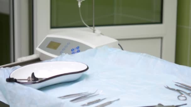 Οδοντιατρείο. Προετοιμασία για τη χειρουργική επέμβαση, εργαλεία ορίζονται σε ένα αποστειρωμένο τραπέζι — Αρχείο Βίντεο