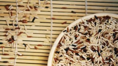 Bir tabak çiğ pirinç ve bambu sopalarla çeşitli