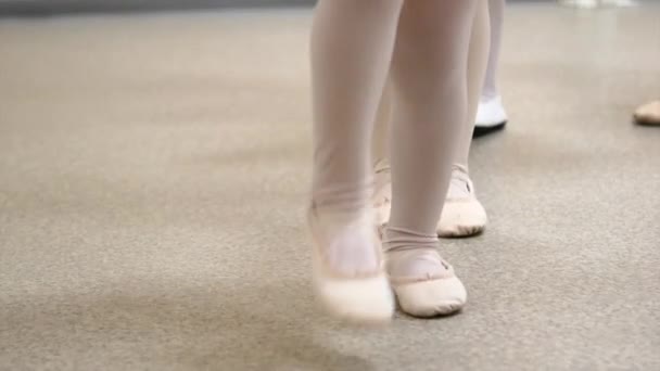 Little girls dance ballet. Children in ballet class — Stock Video